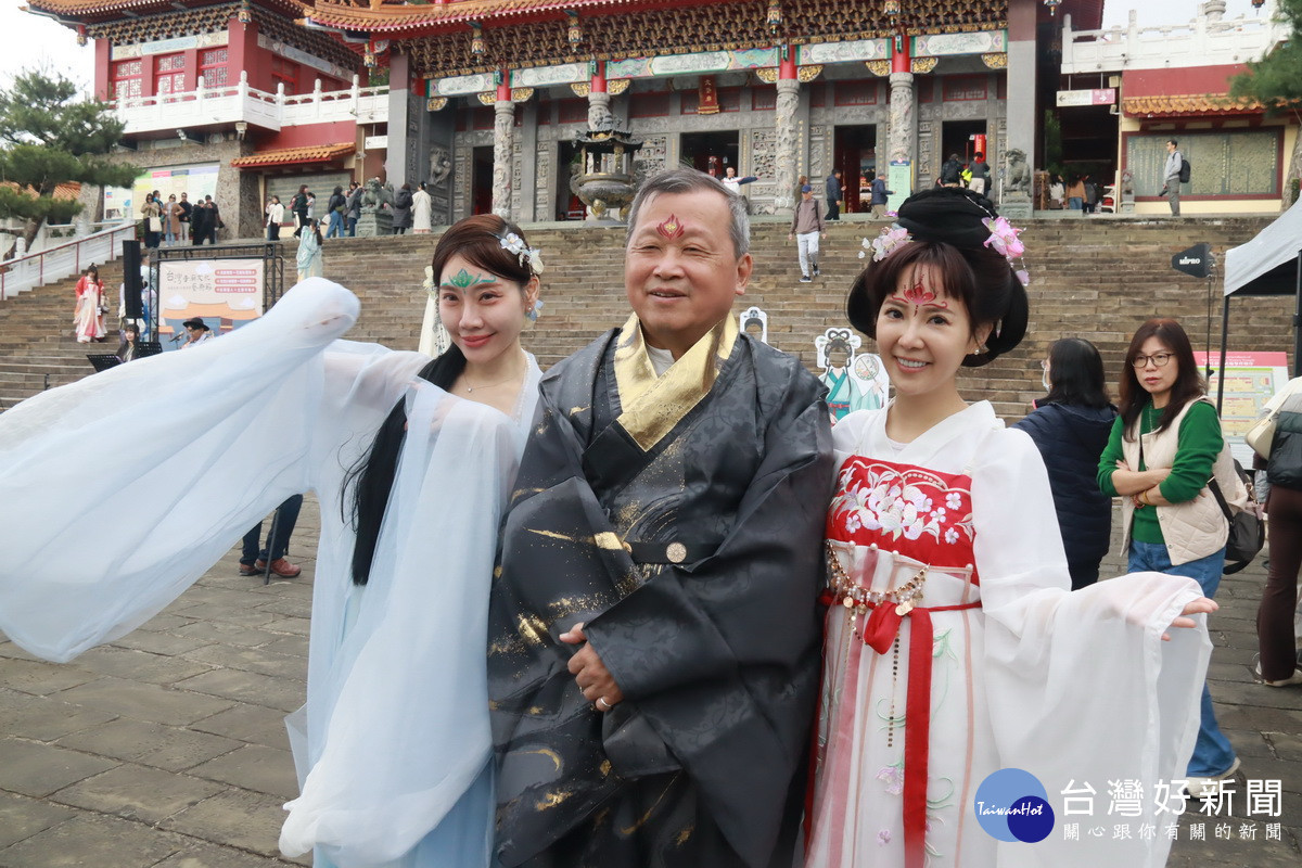 王副縣長繪上花鈿與推廣代表合影。（記者扶小萍攝）