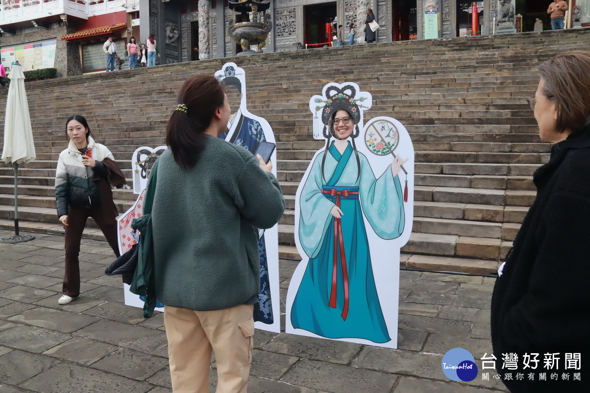 遊客透過人形立板拍照。（記者扶小萍攝）