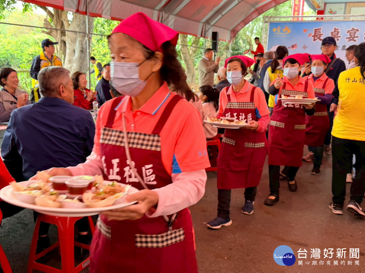 社區媽媽上菜秀令人聞香垂涎。（竹山鎮公所提供）