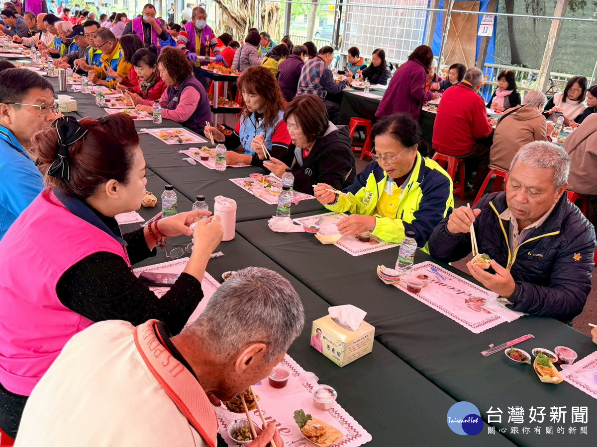 社區民眾分享不同菜色有如圍爐溫馨。（竹山鎮公所提供）