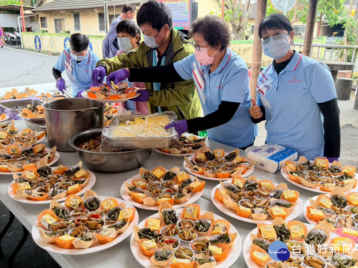 後廚忙著佈菜上菜。（竹山鎮公所提供）