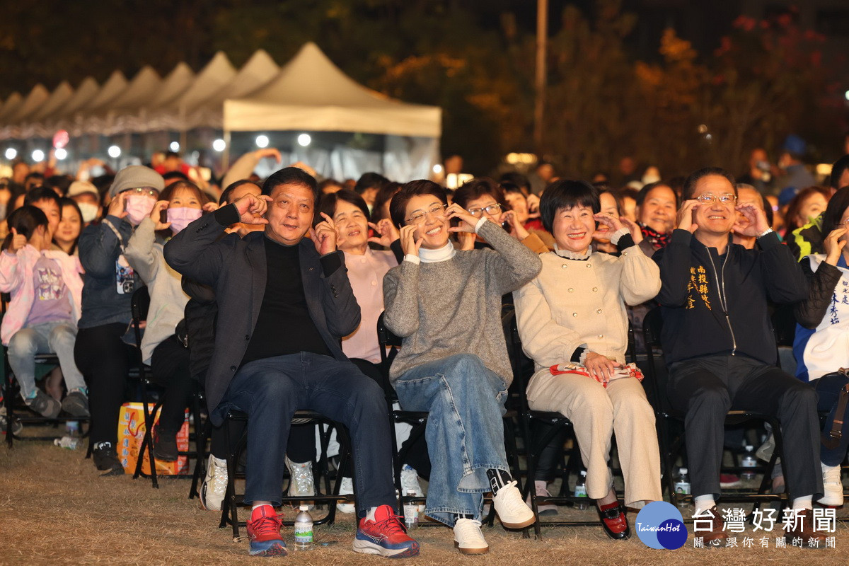 台上舞得精彩台下掌聲尖叫聲不斷。(縣府提供)