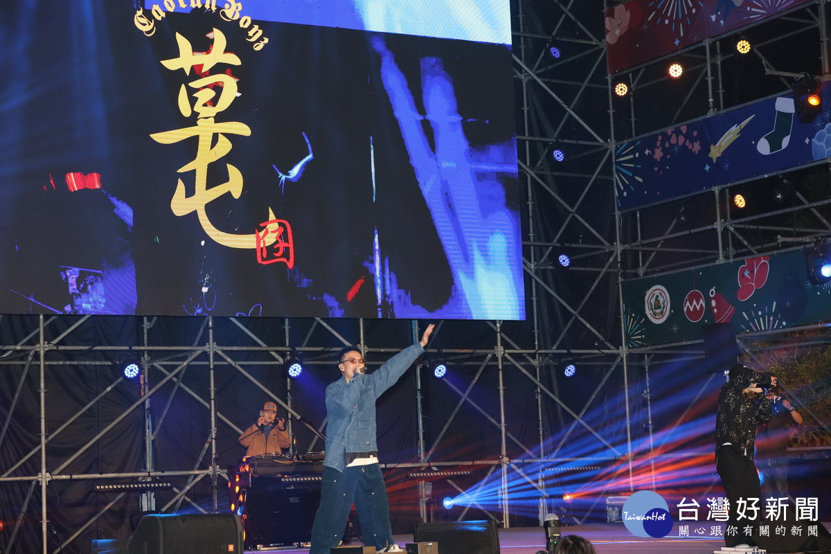草屯囝仔五首歌讓台下沸騰不已。(縣府提供)