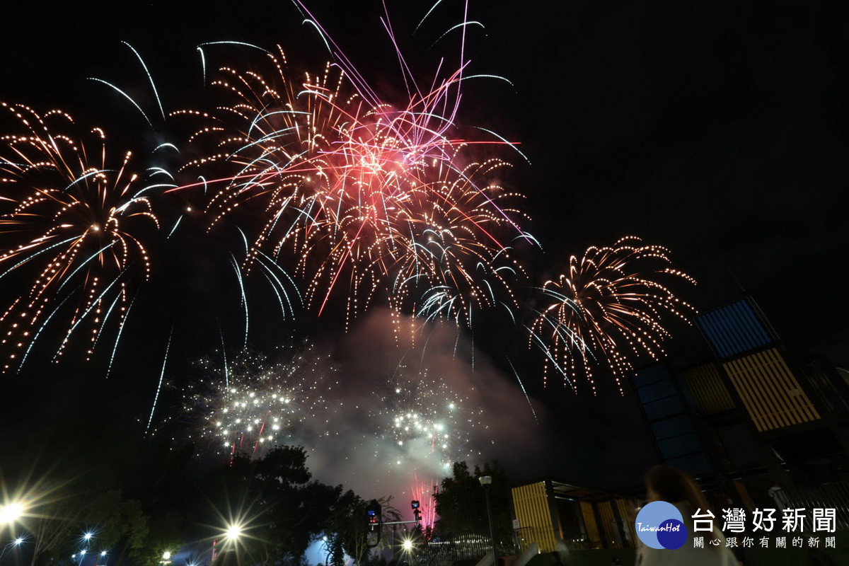 璀璨煙火為活動劃下圓滿句點。(縣府提供)