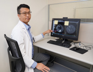 骨科醫師陳威仁提醒，貝克氏囊腫雖屬良性腫瘤，但若反覆疼痛、影響行動，甚至造成神經、血管壓迫，建議及早就醫檢查。