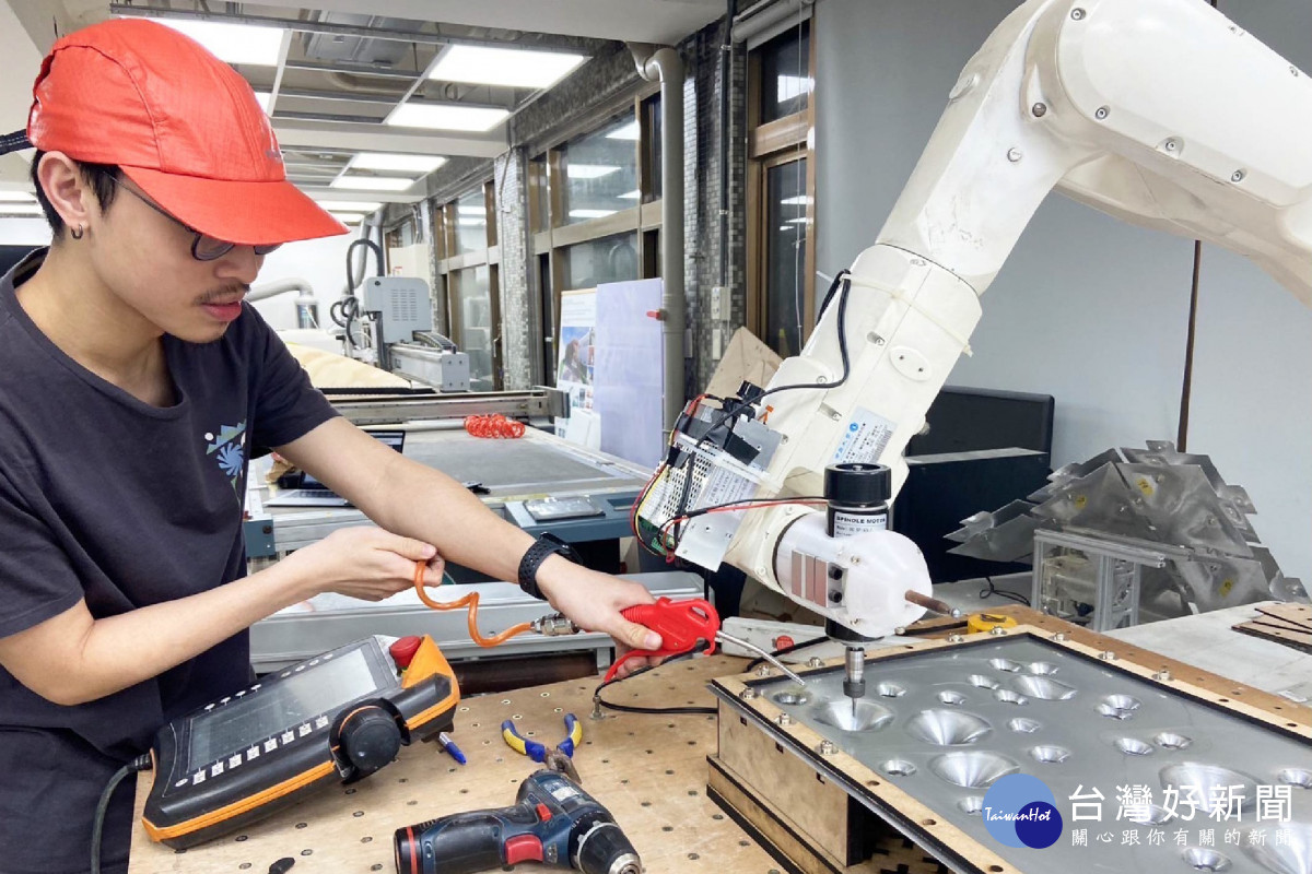 為培育前瞻建築人才，中原大學建築學系設立「AI數位製造實驗室」，系統性導入課程與設備。