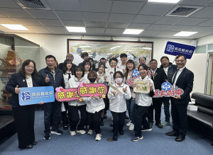 許縣長接見暨大附中師生團隊肯定同學金厲害。（記者扶小萍攝）