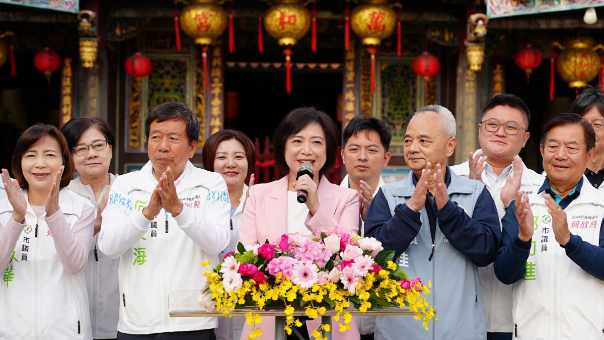 何欣純在黨團人員陪同到萬和宮參香祈福