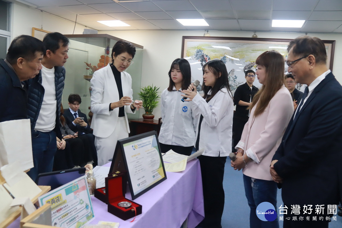 同學們逐一向縣長簡報成果。（記者扶小萍攝）