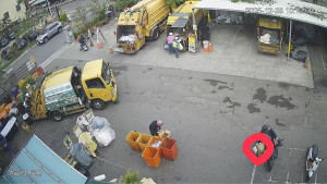 紅圈圈即為清潔隊協助找回內裝10餘萬元的枕頭。圖／彰化市公所提供