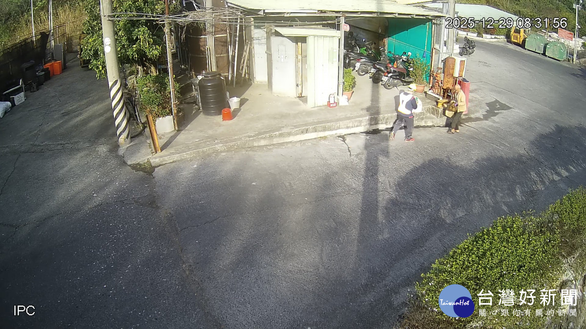 彰化市公所清潔隊員（圖內兩人左邊著白背心者）幫忙找到內裝10多萬元現金的白色枕頭物件。圖／彰化市公所提供