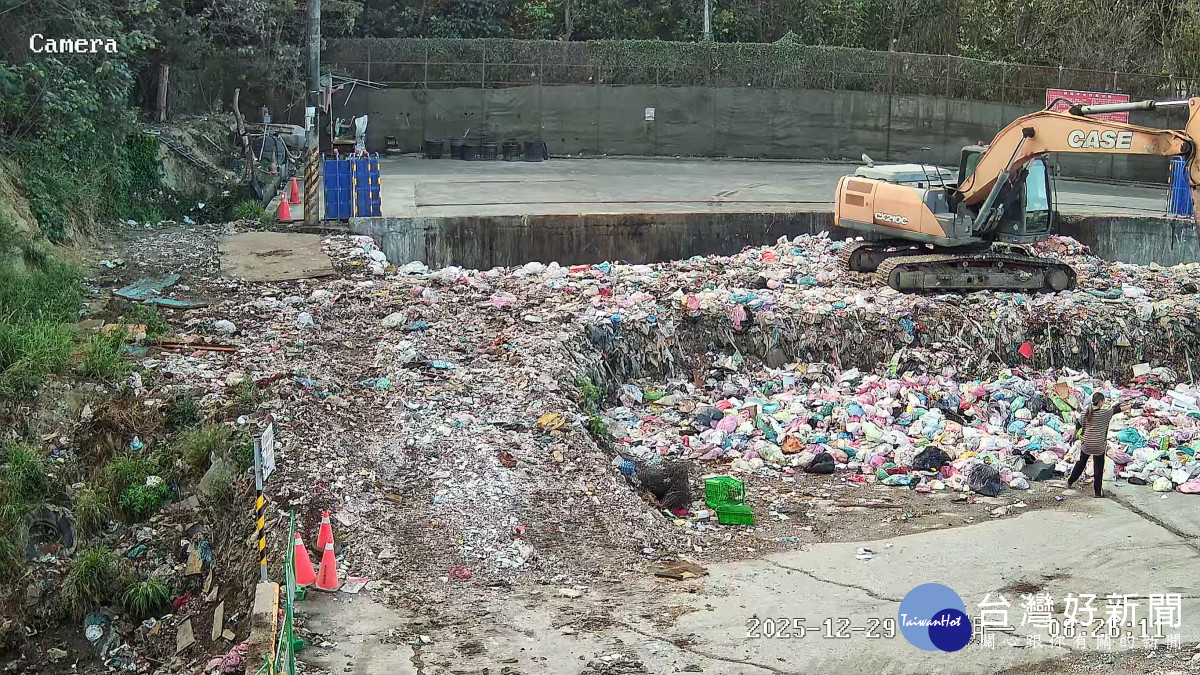 轉運站內機具也出動幫忙翻找。圖／彰化市公所提供