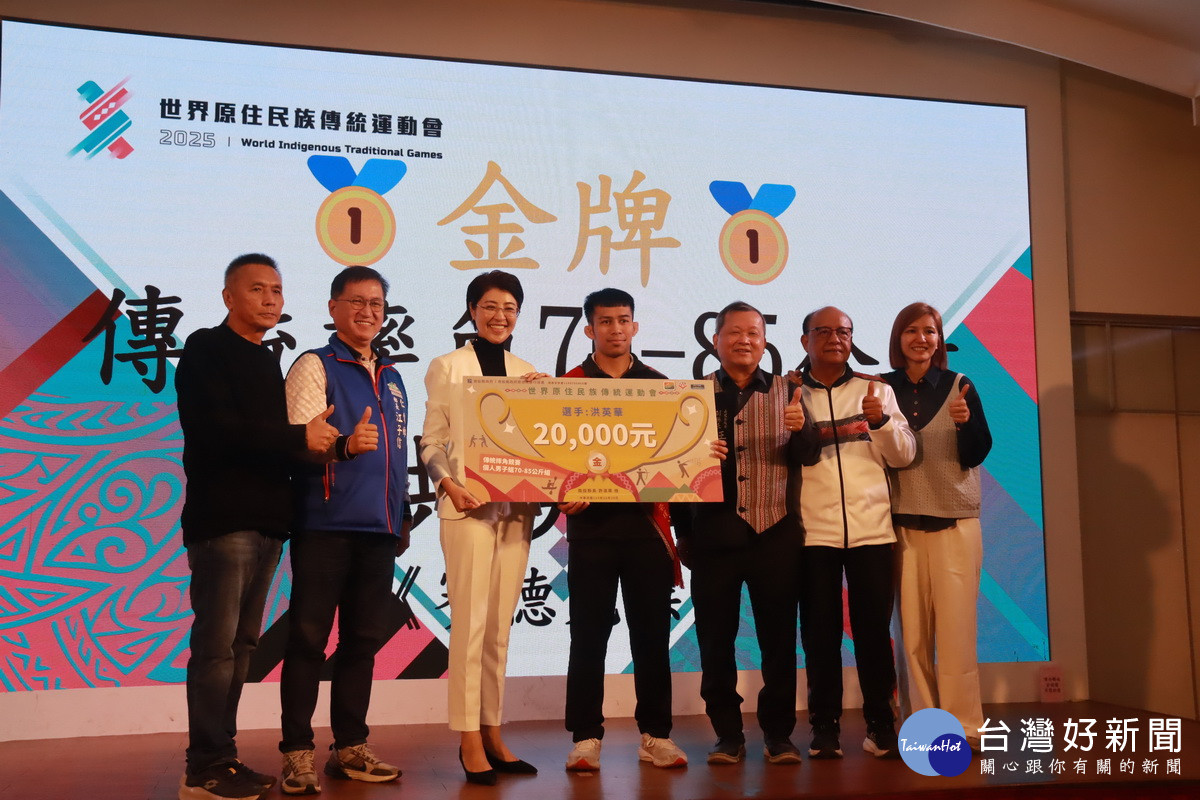 許縣長頒獎勵金予摔角金牌選手洪英華。（記者扶小萍攝）