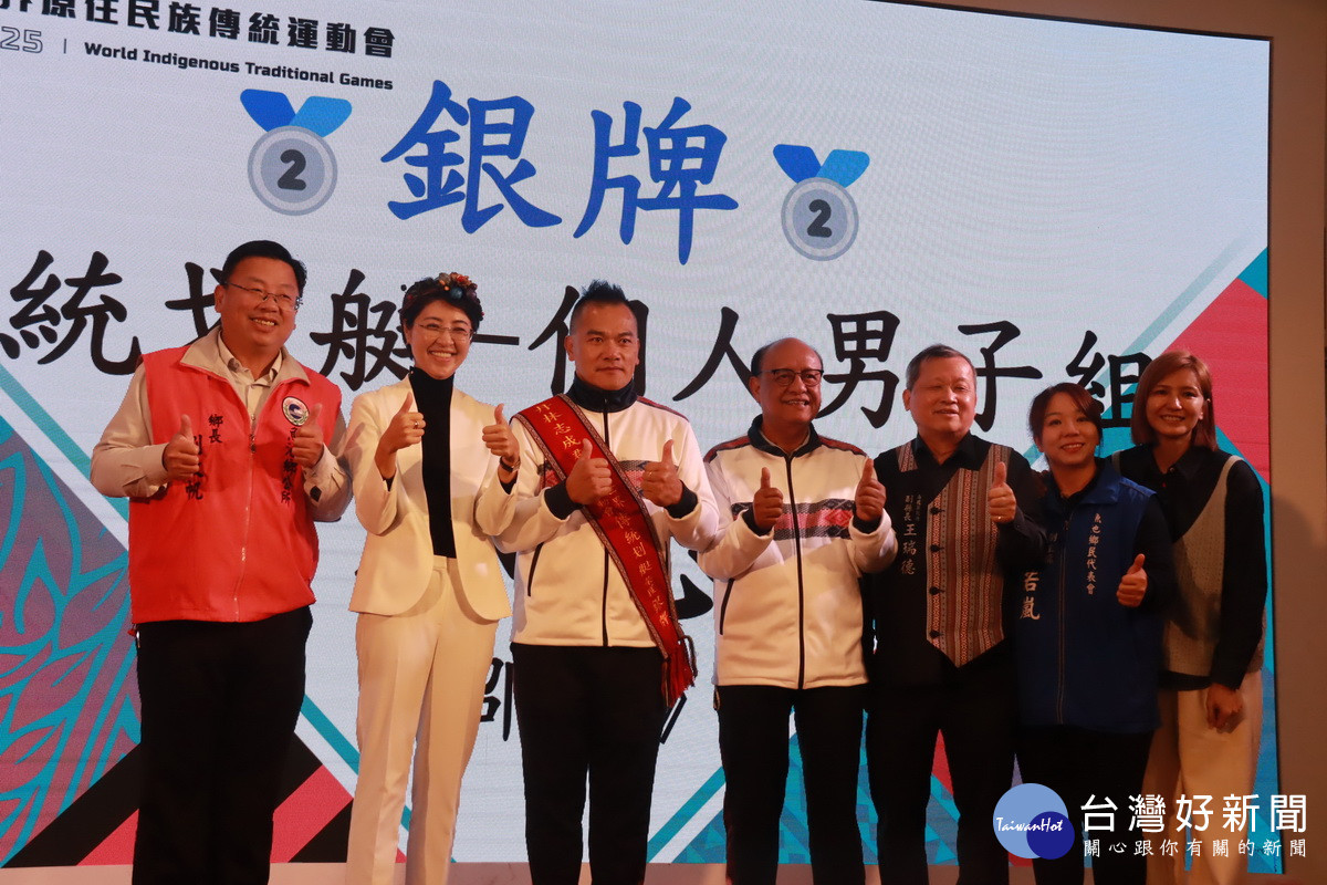 划艇丹林志成獲個人男子組銀牌，特別贈送許縣長花環。（記者扶小萍攝）