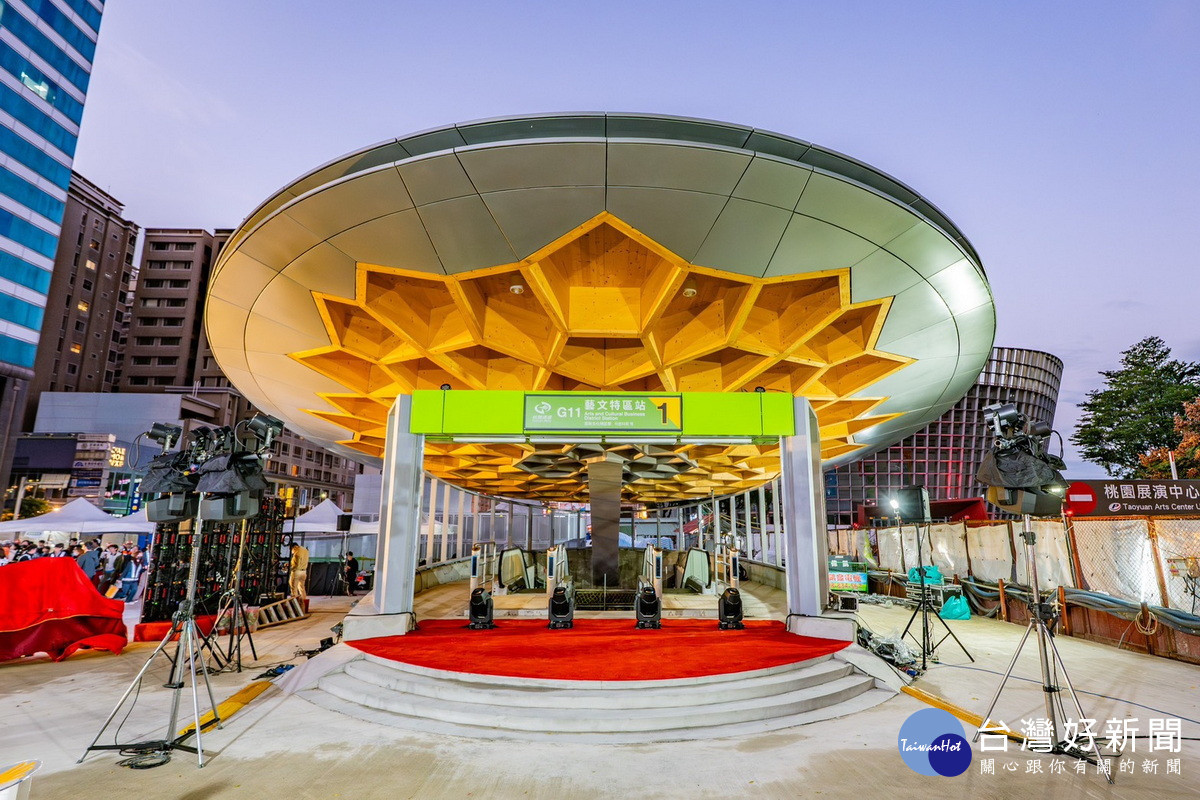 桃園捷運綠線G11站出入口A首度採用鋼木構造（CLT）設計，作為藝文特區的重要城市景觀。<br />
