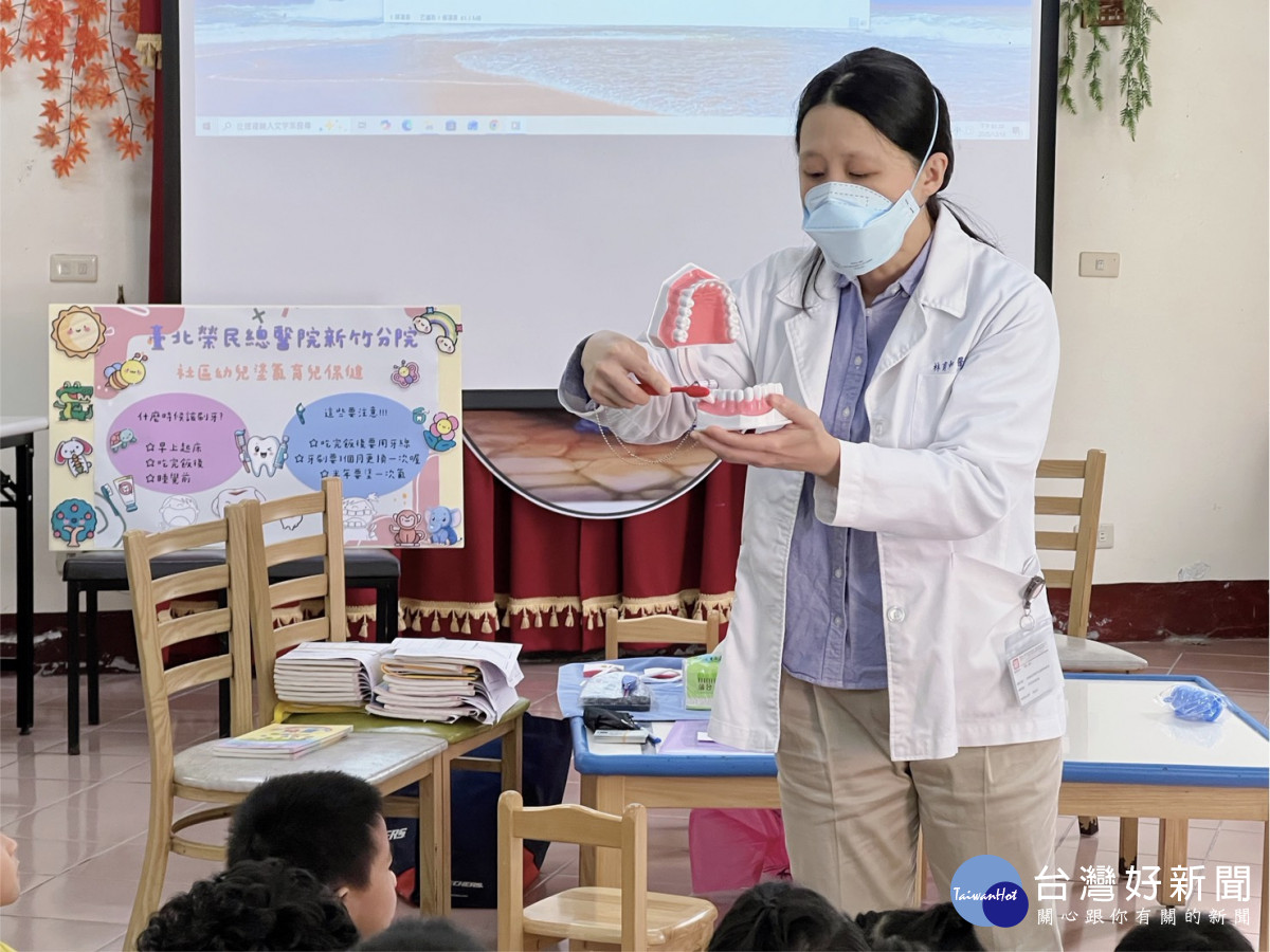林育如醫師進行口腔保健宣導及牙齒塗氟。