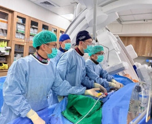 新竹臺大分院心血管團隊在手術室內同步進行心導管與 Impella 循環支持，成功救治 88 歲心肌梗塞病人。