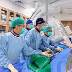 新竹臺大分院心血管團隊在手術室內同步進行心導管與 Impella 循環支持，成功救治 88 歲心肌梗塞病人。