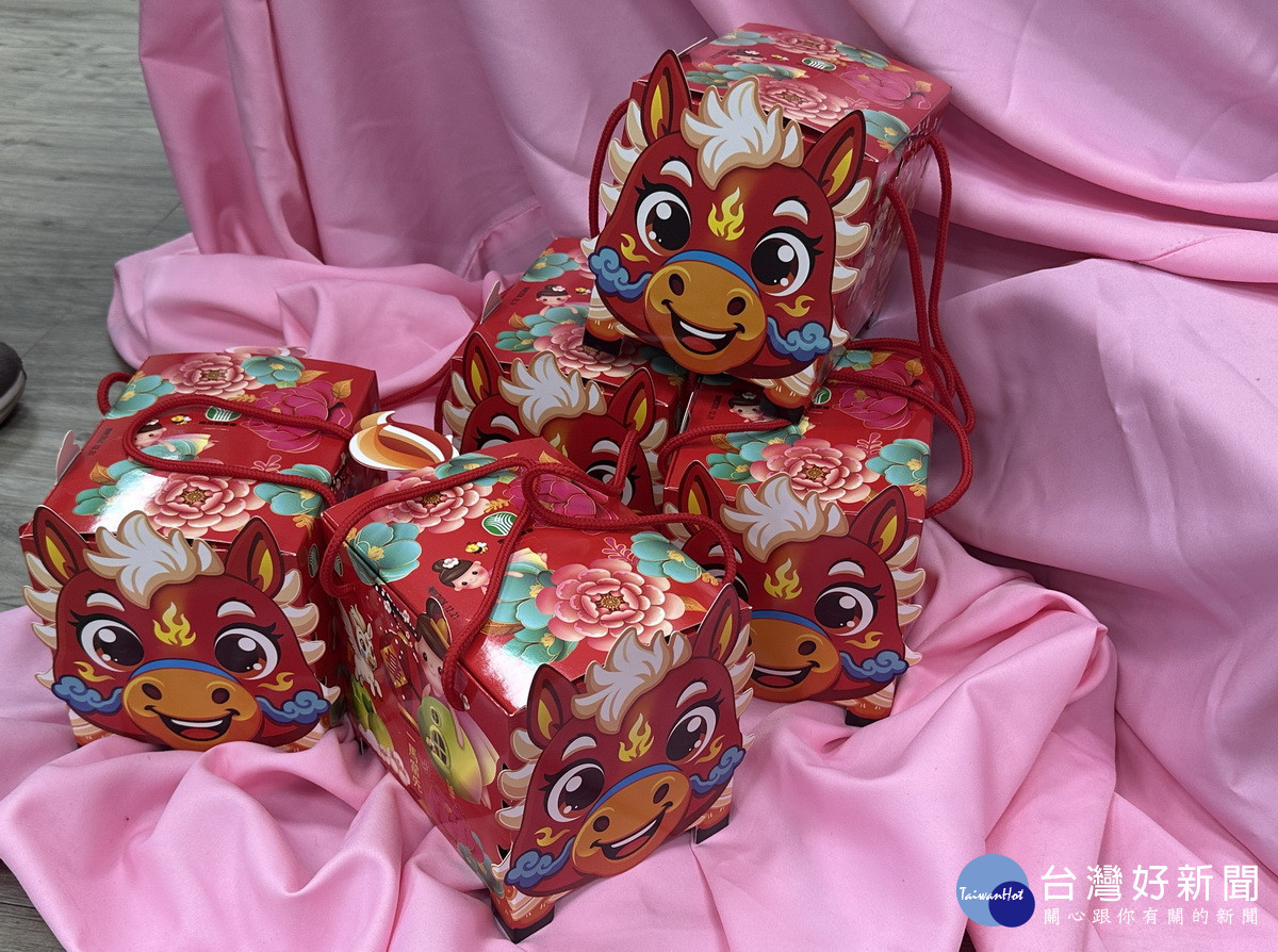 迎接馬年推出好馬吉生肖禮盒喜氣洋洋。(記者扶小萍攝)