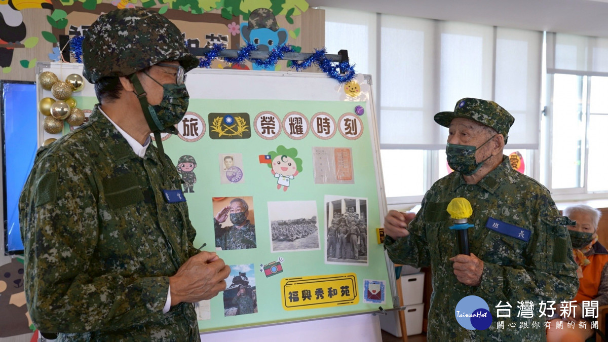 秀傳陳進堂院長(左)聽90歲的阿合阿公講當兵的故事。
