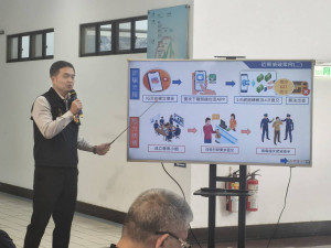 嘉義縣刑大大隊長翁士閔分析「詐騙金聊」手法，提醒民眾慎防詐騙。（圖／記者陳致愷攝影）