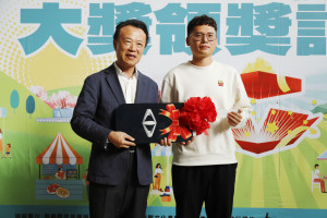 嘉義縣長翁章梁頒發購物節大獎露營車／嘉義縣府提供