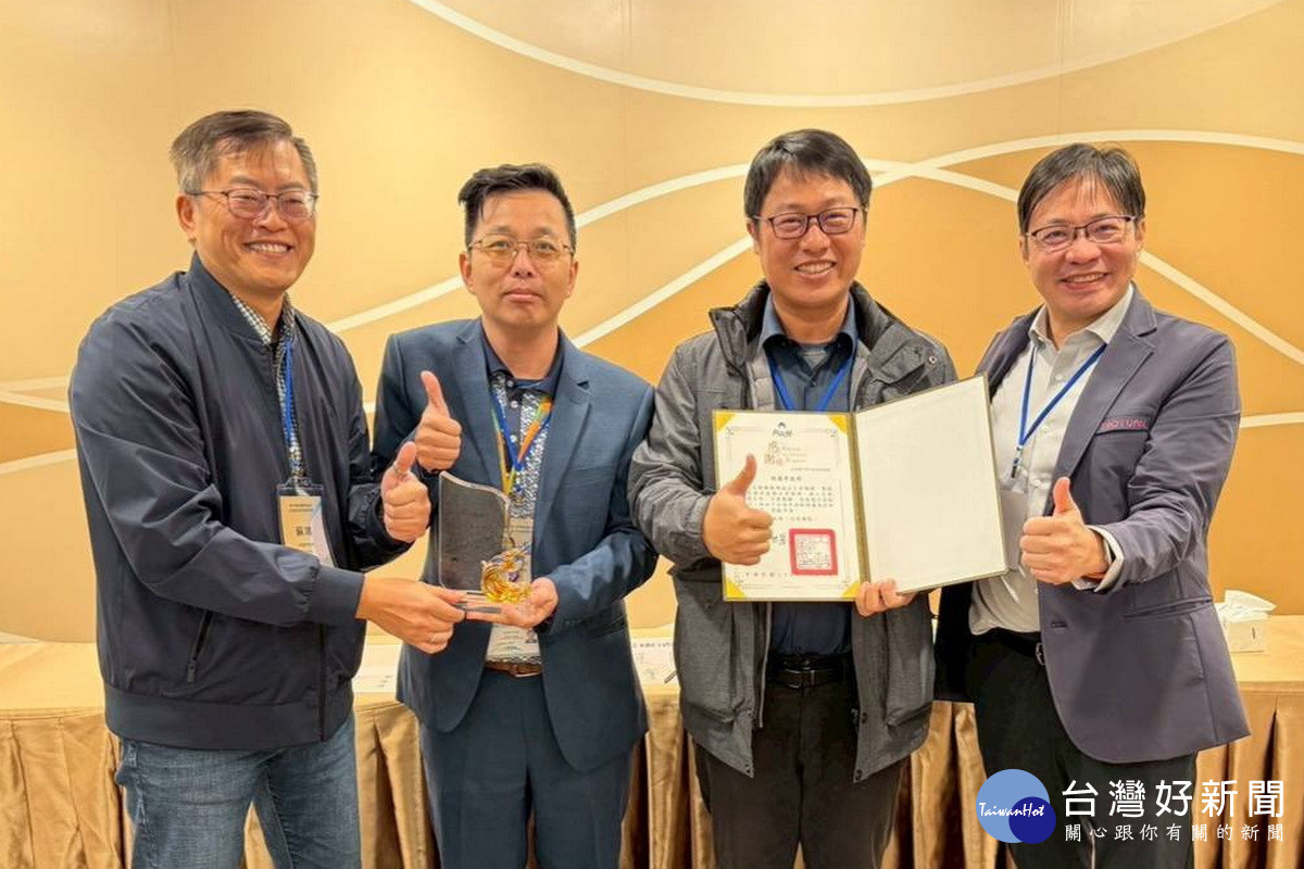 桃園市政府秘書長溫代欣代表受獎。<br />
