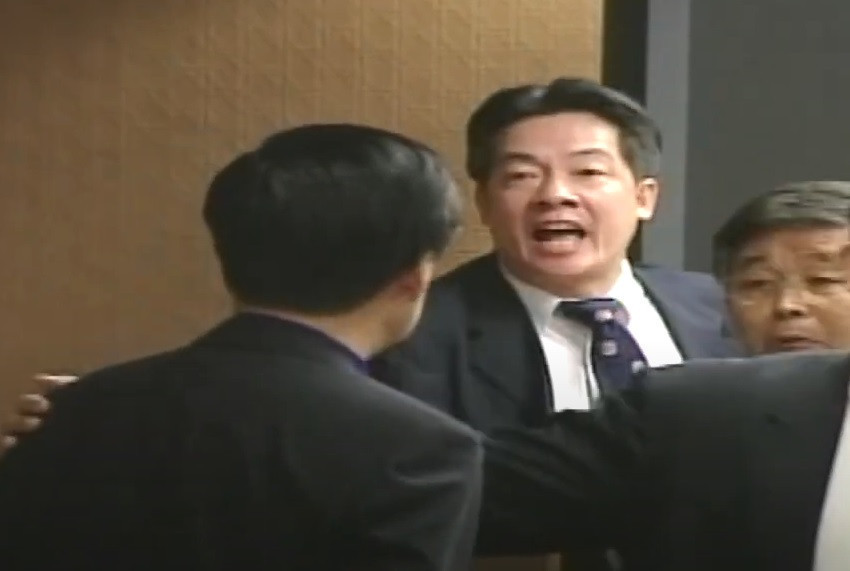 2005年時任立委賴清德在立法院為軍購案發聲的影片，飆罵藍委「媽的」「國家被你們搞垮」。