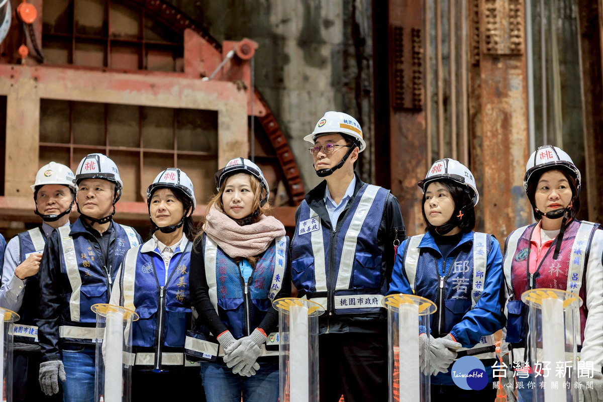 桃園市長張善政視察桃園捷運綠線八德段潛盾機啟動發進。