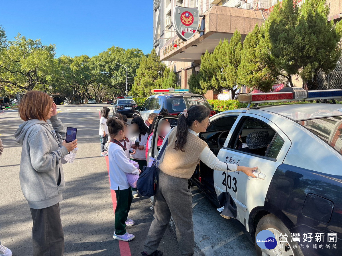 小朋友對警用裝備巡邏車都感好奇不停提問。（中興分局提供）
