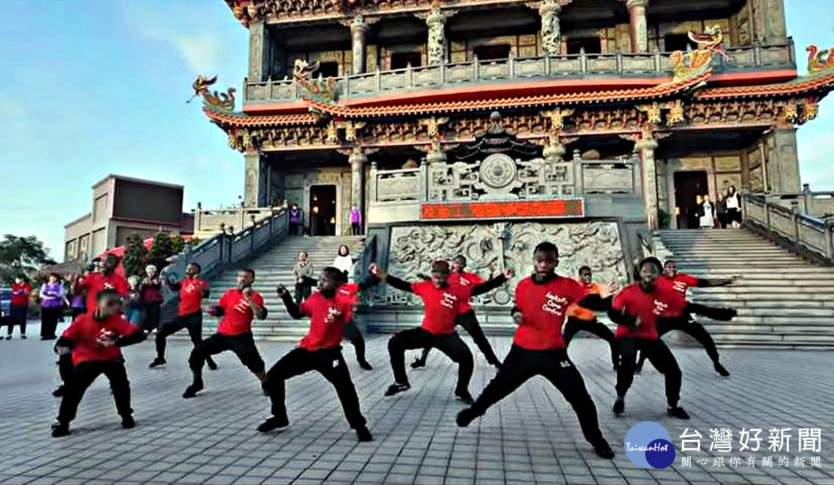 阿彌陀佛關懷中心參訪龍德宮      非洲學童表演武術獲喝采