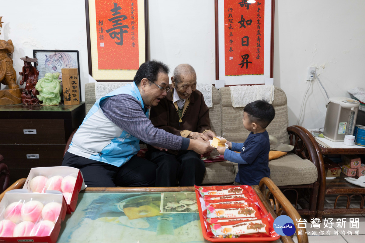 百歲榮民彭爺爺曾孫為曾祖父溫馨遞送壽糕。
