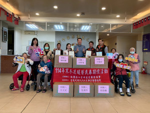 鍾翔宇副主任(中)與住民代表們感謝雪中送炭送暖，場面溫馨。