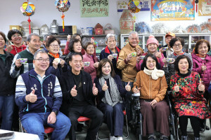 基隆中山區新建社區榮獲社區金點獎　邱佩琳貼紅榜祝賀肯定基層照顧成果