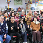 基隆中山區新建社區榮獲社區金點獎　邱佩琳貼紅榜祝賀肯定基層照顧成果