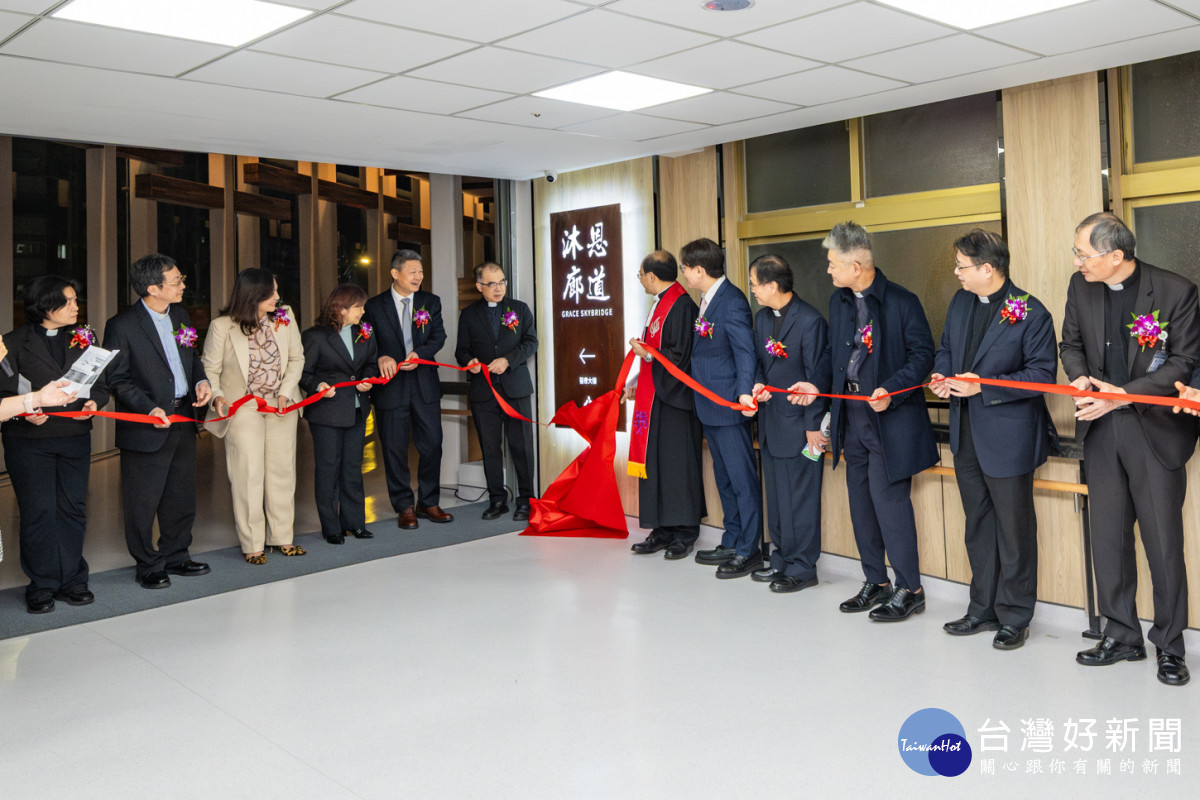 彰基『沐恩廊道』耗時 23 年終揭牌，總院與教學大樓連結，未來將提供迅速安全通道，讓患者、家屬及員工可放心通行。圖／彰基醫院提供