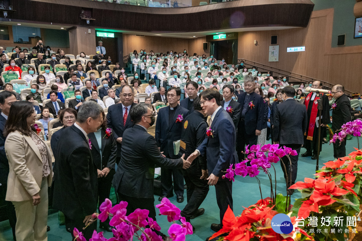 彰基全體15位董事出席並行接納禮。圖／彰基醫院提供