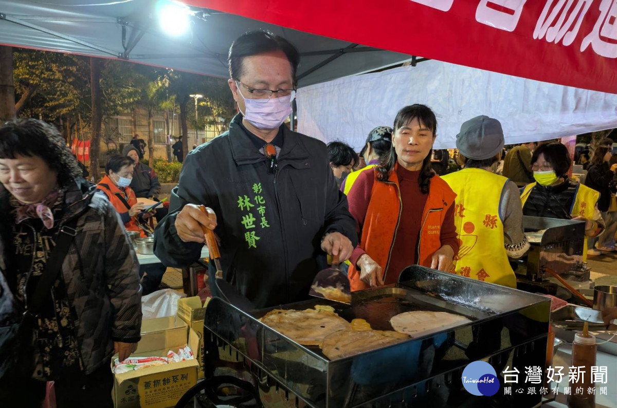跨年晚會現場市長林世賢煎蔥油餅義賣。圖/彰化市公所提供