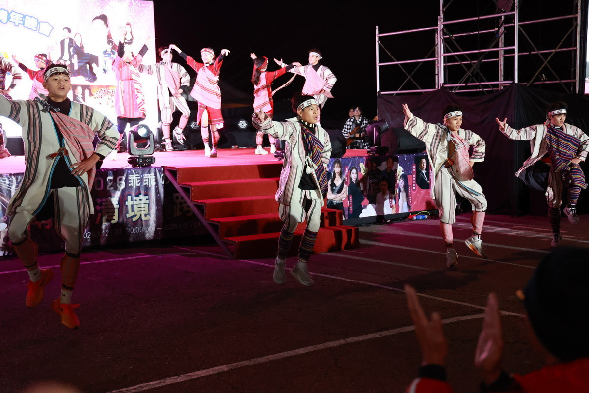 充滿生命力的原民表演。(縣府提供)