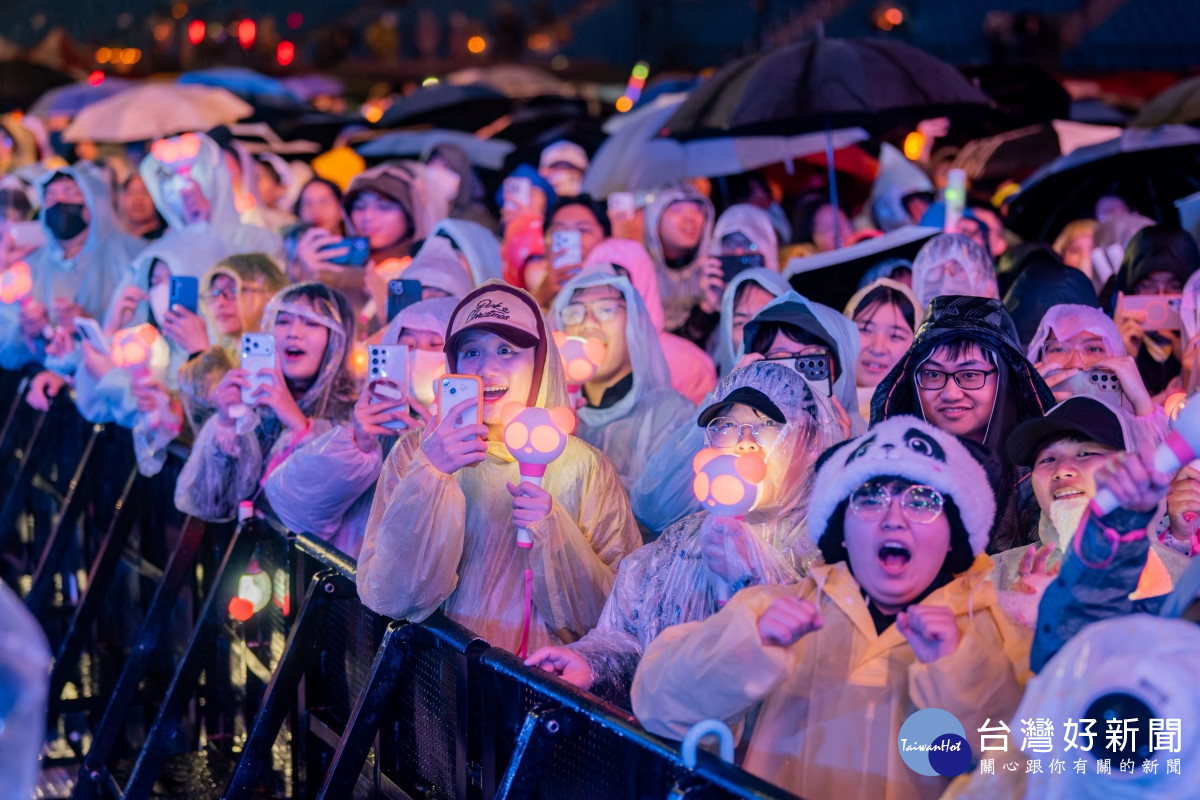 民眾開心倒數迎接新年。<br />
