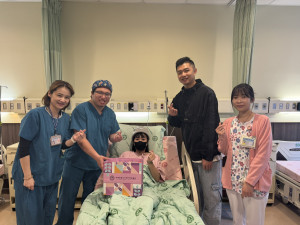 左二為婦產科主任蘇聖淵。右二為第一位在中醫大出生的元旦寶寶爸爸陳俊賢。