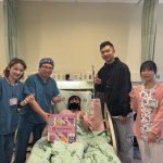 左二為婦產科主任蘇聖淵。右二為第一位在中醫大出生的元旦寶寶爸爸陳俊賢。