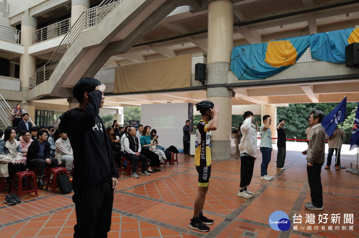 中原大學副校長吳宗遠親臨授旗，為「踏冰逐風．騎慶70」元旦升旗活動揭開序幕。