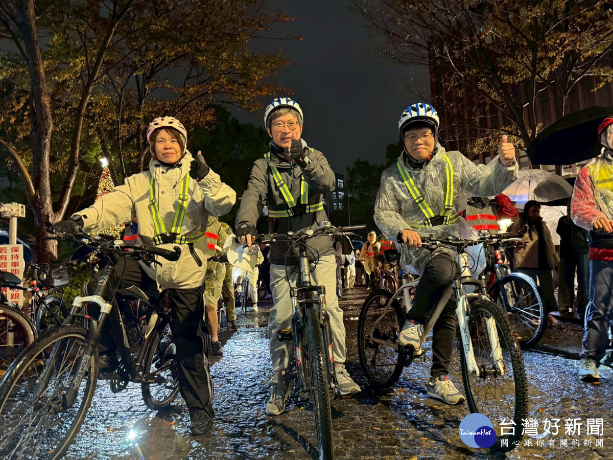 中原大學副校長吳宗遠(中)、學務長金亭佑(圖左)與組長陳民樺親自騎乘單車隨行，以行動力挺學生。