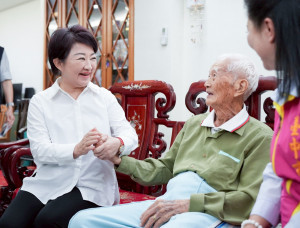 台中市長盧秀燕推動布建社區照顧關懷據點和長青學苑，還有六都最優的敬老愛心卡，以及恢復老人健保補助。