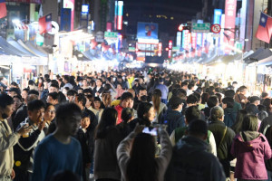 嘉義市「迎接2026全嘉藝起來跨年晚會」在市府北棟大樓預定地舉行，中山路也首次封街，現場有超過百攤美食市集吸引滿滿人潮／嘉義市府提供