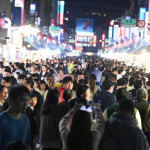 嘉義市「迎接2026全嘉藝起來跨年晚會」在市府北棟大樓預定地舉行，中山路也首次封街，現場有超過百攤美食市集吸引滿滿人潮／嘉義市府提供