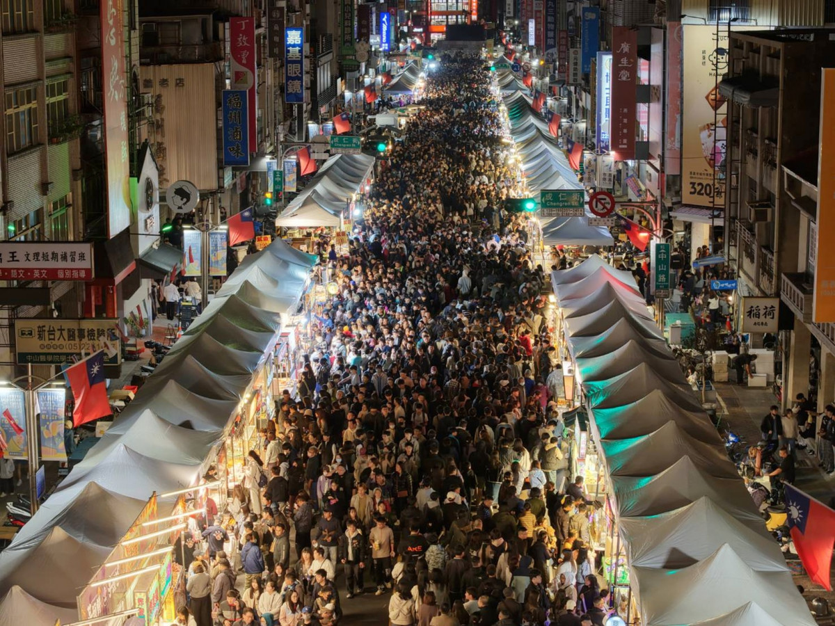 嘉義市「迎接2026全嘉藝起來跨年晚會」在市府北棟大樓預定地舉行，中山路也首次封街，現場有超過百攤美食市集吸引滿滿人潮／嘉義市府提供