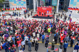 嘉義市政府今天上午7時在市府前廣場舉行115年元旦升旗典禮暨健行活動／嘉義市府提供