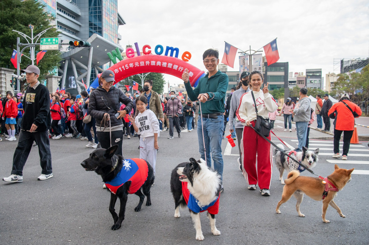 民眾帶著穿著國旗裝的毛小孩參加健行活動／嘉義市府提供